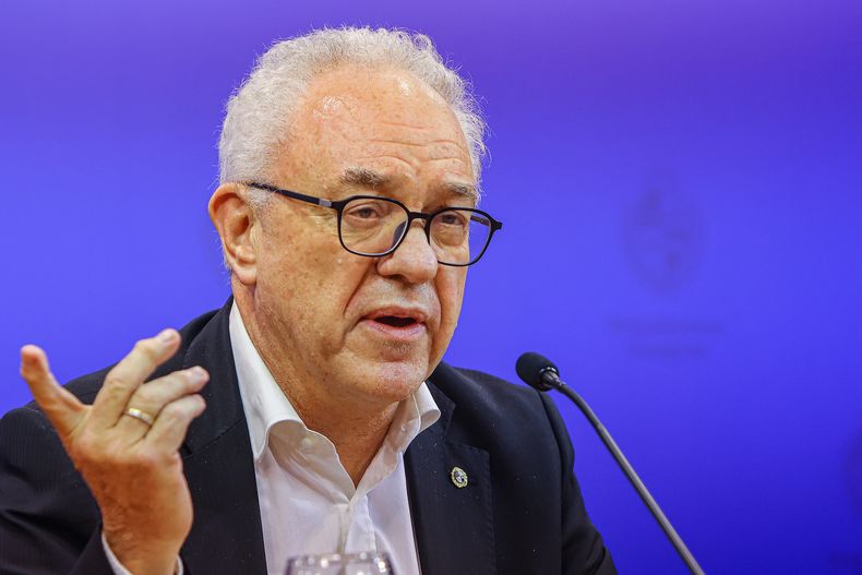 Lubetkin dijo que estudian con mucha atención la posibilidad de recibir refugiados de Gaza: Es complicado