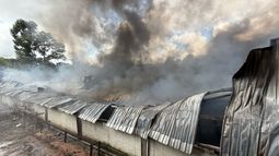 Se incendió fábrica de artículos navideños en Flor de Maroñas; Bomberos alertó por humo tóxico