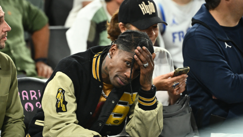 Travis Scott asistiendo al bísquet masculino en París 2024.