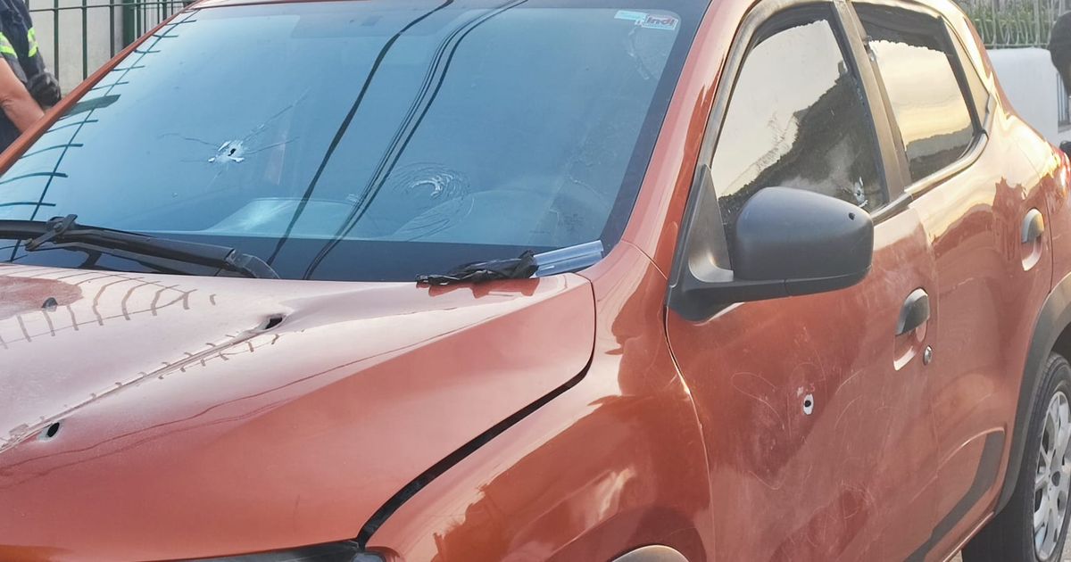 La Unión: dos hombres pasaron en moto y dispararon contra un auto estacionado