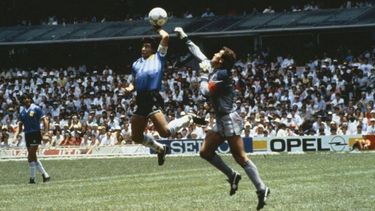 Subastan pelota del gol de la mano de Dios