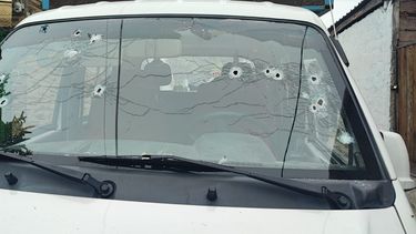 Atacaron a tiros una camioneta que estaba estacionada en el barrio 40 Semanas