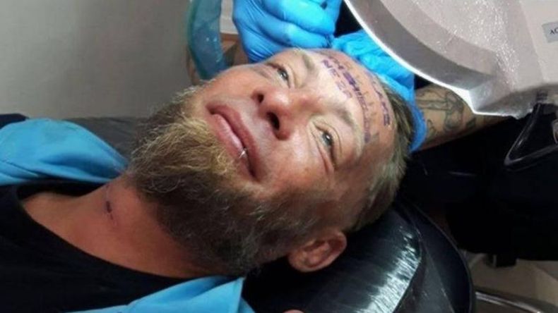 Turistas le pagan a un indigente en España para tatuarse un nombre en la frente