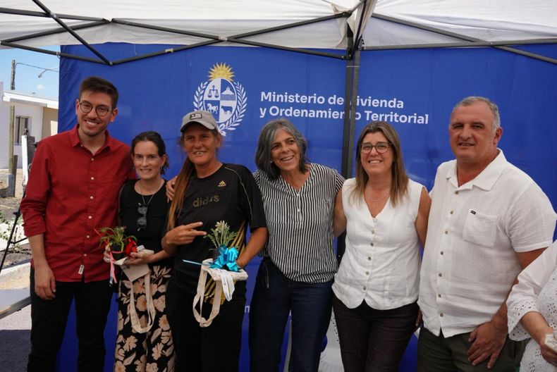El Ministerio de Vivienda entregó 16 casas y completó realojos de dos barrios en Minas
