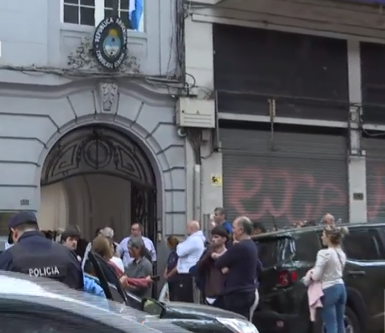 Al mediodía del domingo hubo cola para votar en el Consulado argentino en Montevideo.