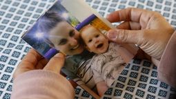 Rehén israelí de origen argentino Shiri Bibas y su hijo.