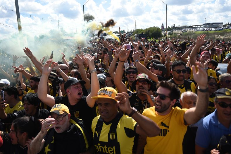 La Barra Ámsterdam de Peñarol insta a los hinchas a comportarse con tranquilidad dentro y fuera del estadio| FocoUy
