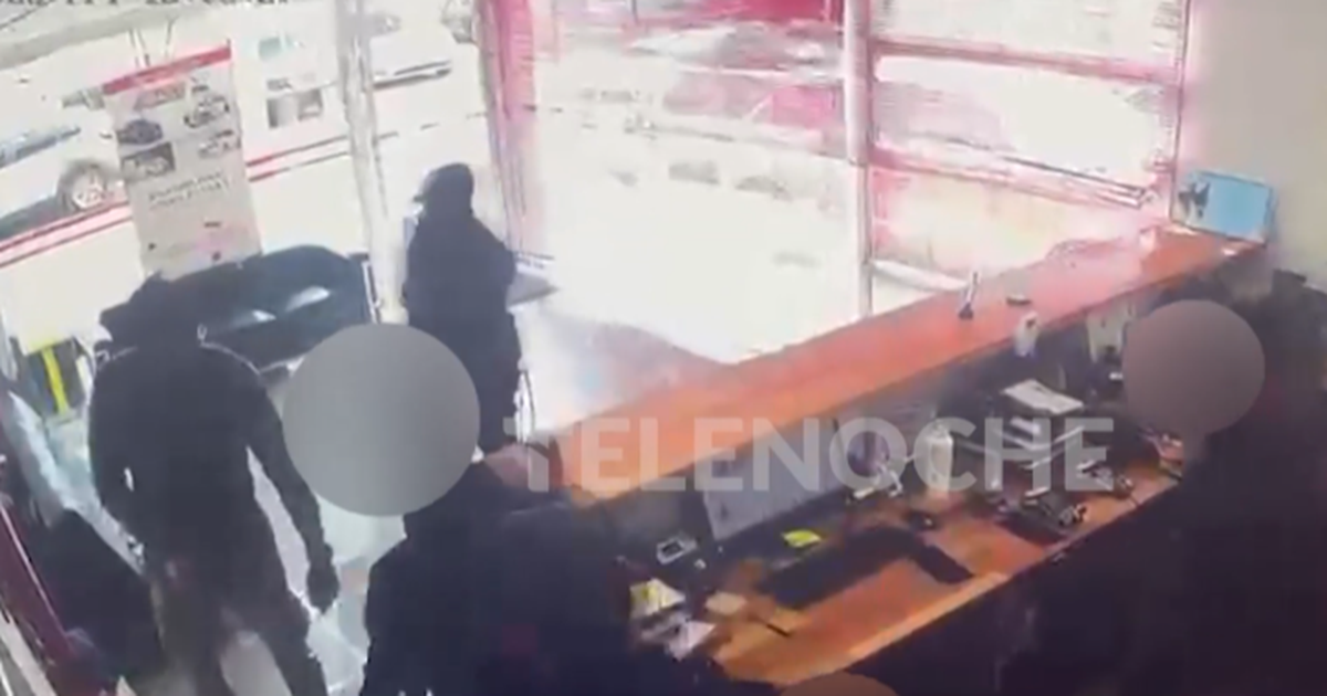 Rapiñaron una automotora, redujeron a trabajadores y tiraron miguelitos: buscaban los papeles de los autos