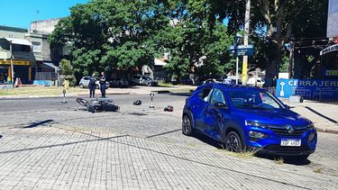 brazo oriental: chocaron con la moto, el conductor esta grave y su acompanante fugo