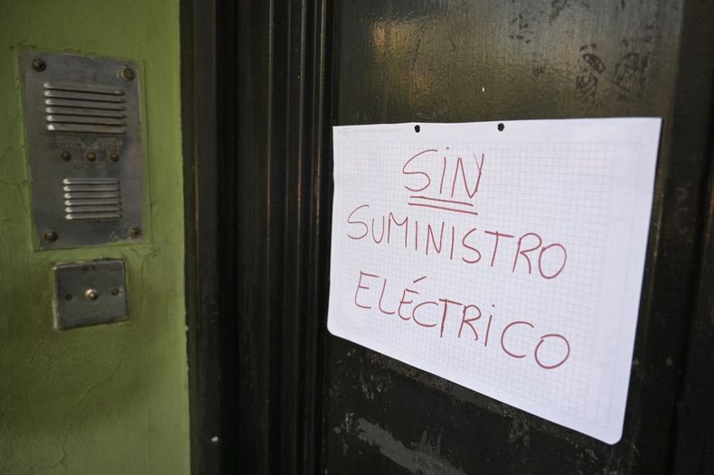 Más de 600.000 usuarios quedaron sin luz durante varios apagones ocurridos el miércoles en Buenos Aires