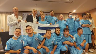 seleccion de futsal con sindrome de down recibio el pabellon nacional