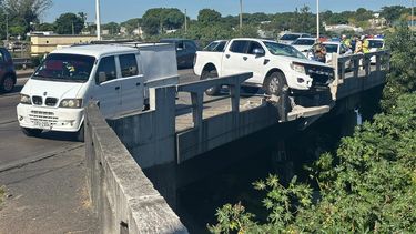 Conductor perdió el control y chocó contra el puente del arroyo Pantanoso: el vehículo quedó suspendido Conductor perdió el control y chocó contra el puente del arroyo Pantanoso: el vehículo quedó suspendido