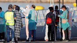 Italia deja en el mar un barco con 224 inmigrantes
