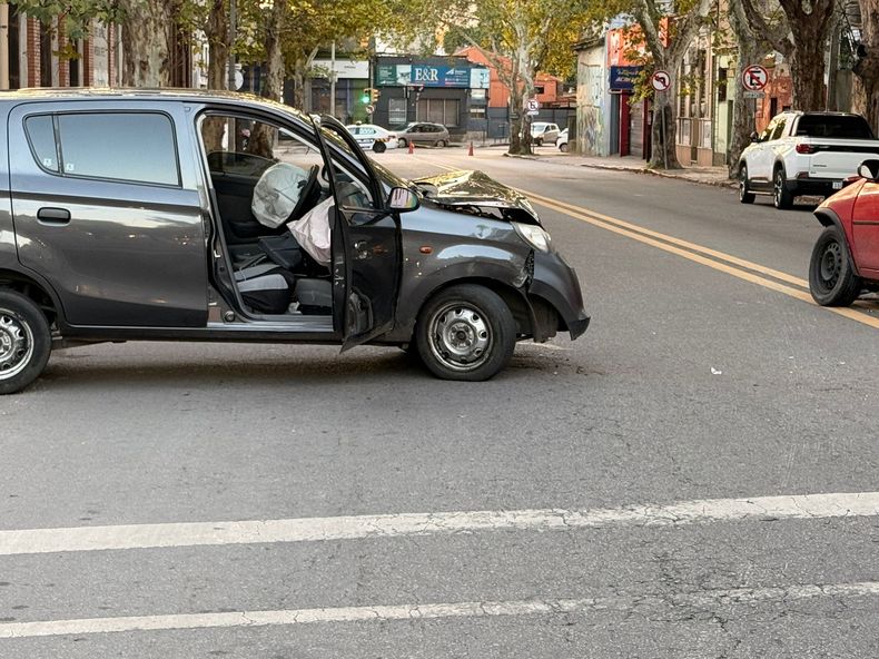Choque entre dos autos en Reducto dejó una mujer herida