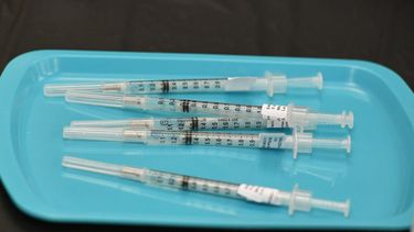 Investigan vacunación por error con dosis de Pfizer en Salto