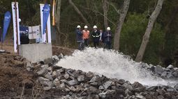 Dos motobombas comenzaron a funcionar este jueves en la represa del río San José que trasvasarán agua hacia la presa provisoria de Belastiquí en el río Santa Lucía.