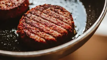 Investigan en Paysandú un presunto caso de intoxicación por hamburguesas: retiraron un lote de forma preventiva