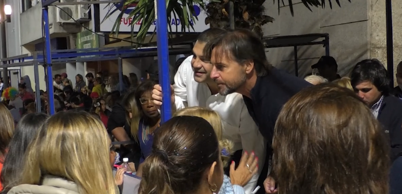 El presidente Luis Lacalle Pou estuvo en el Carnaval de Melo.