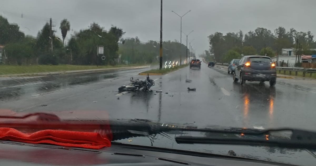 Siniestro fatal en Ruta 102: un motociclista de 26 años murió en un choque con un auto