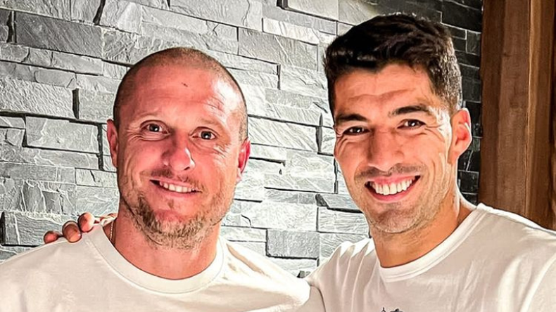 Diego Ruso Pérez junto a Luis Suárez.