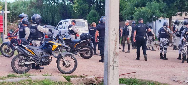 Flor de Maroñas: incidentes entre vecinos y policías que inspeccionaban un vehículo