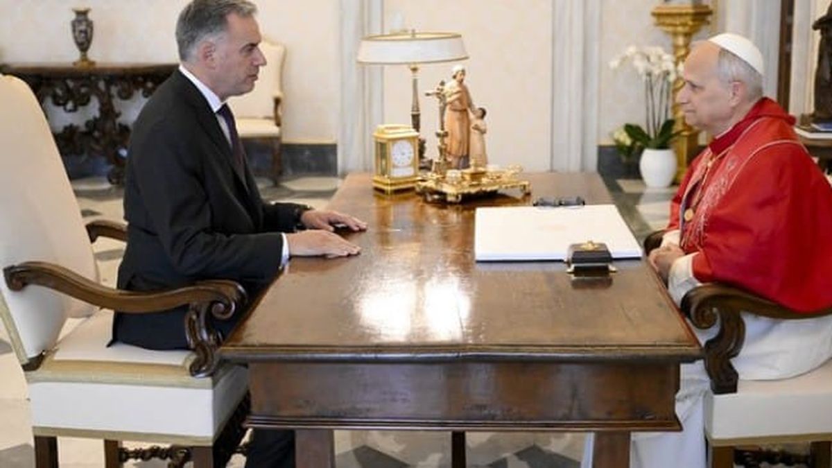 Con una ofrenda por la paz, Yamandú Orsi visitó al papa León XIV en el Vaticano e invitó al pontífice a Uruguay