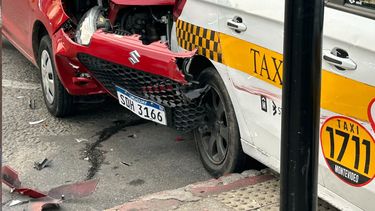 Dos vehículos chocaron en el Cerro: una mujer que compraba churros resultó lesionada