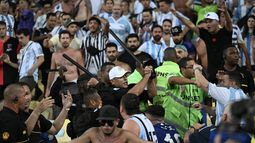 Incidentes en la tribuna del Maracaná en la previa del partido entre Argentina y Uruguay por las Eliminatorias.