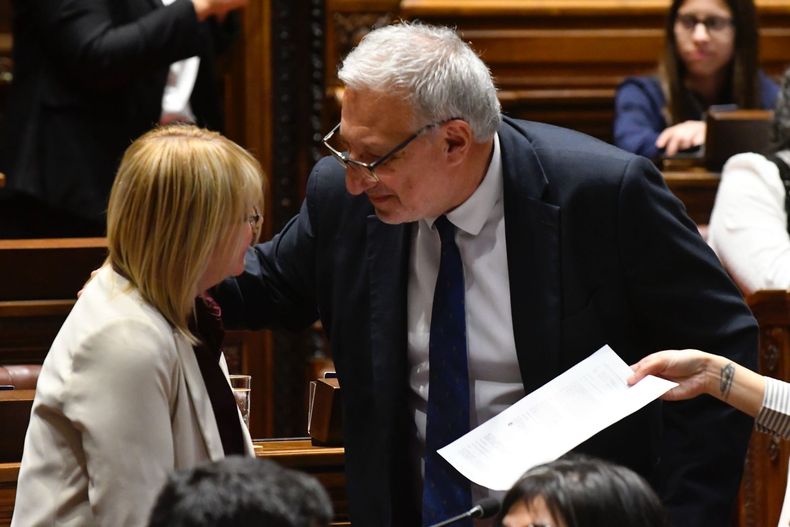 En vivo: Oposición interpela a Lustemberg por mantener a Álvaro Danza al frente de ASSE en medio de cuestionamientos éticos