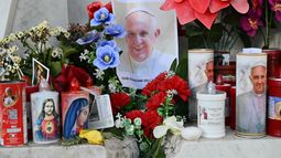 Ofrendas en la estatua de Juan Pablo II en el hospital Gemelli donde Francisco está internado.