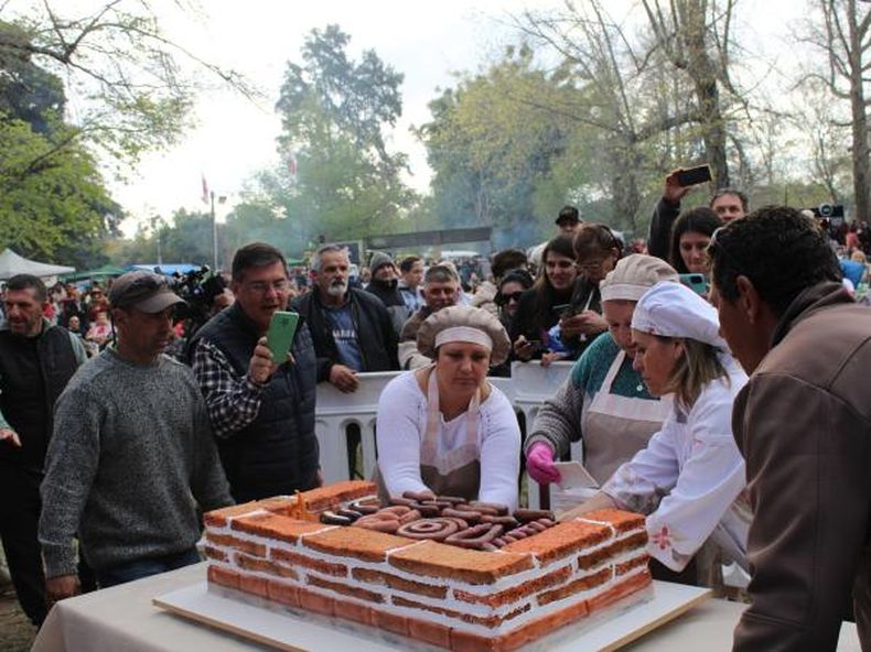 Torta en forma de parrillero en la Fiesta del Chorizo.