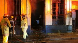 Bomberos trabaja en importante incendio en Barrio Sur