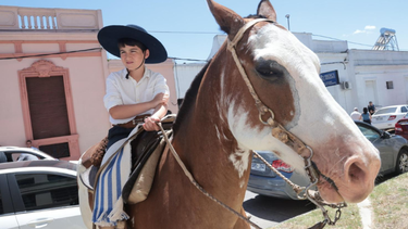 El regalo especial que le hizo un niño a caballo a Lacalle Pou cuando fue a votar