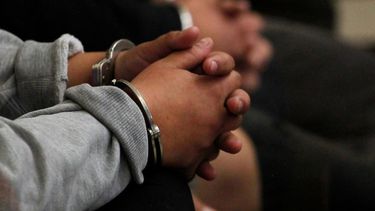 Encerró a su pareja, amenazó a policías y marchó preso.