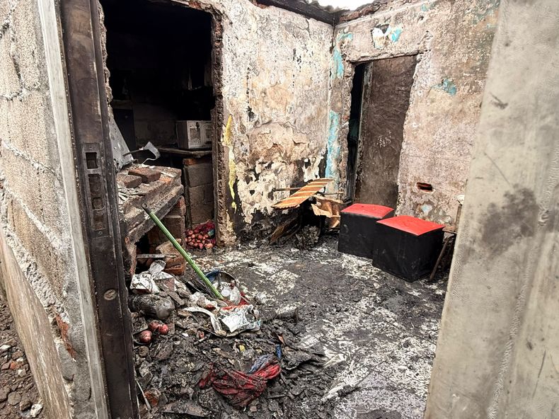 Dos personas sufrieron graves quemaduras tras un incendio que destruyó una vivienda