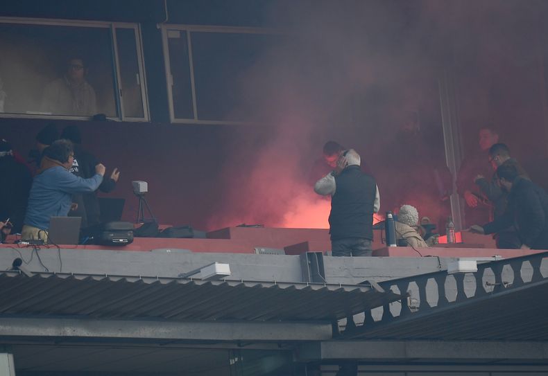 Fiscalía pedirá condena para imputado por bengala que hirió a un policía en el clásico del Intermedio