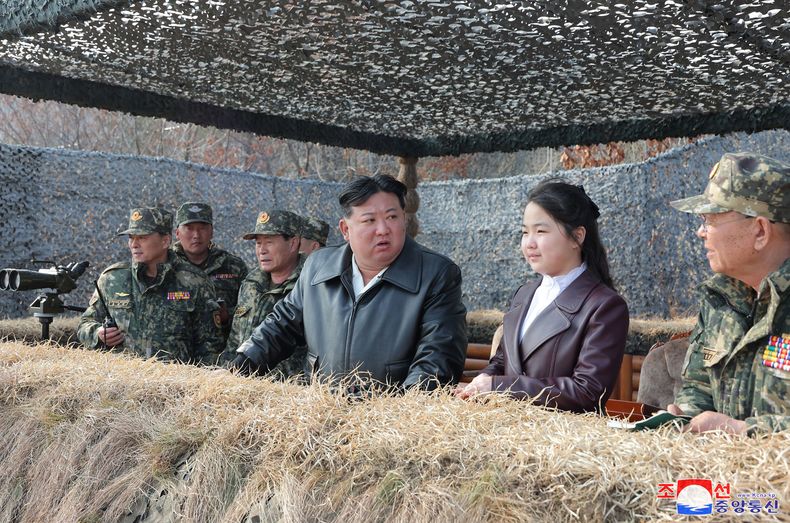 Al centro, el presidente de Corea del Norte, Kim Jong Un y su hija, Kim Ju-ae.