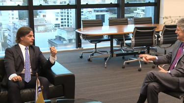 Lacalle Pou se solidarizó con Lasso tras homicidio de candidato presidencial