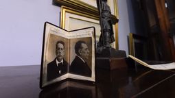 El expresidente Julio María Sanguinetti adquirió la cédula y la credencial del histórico líder colorado.
