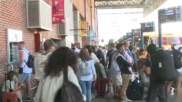 Miles de personas partieron al interior del país.