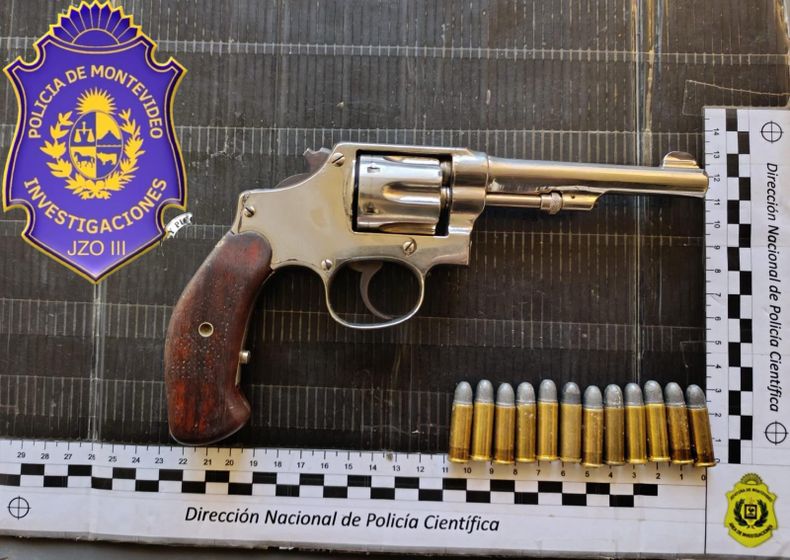 Dos hombres fueron detenidos tras intentar fugarse y descartar un revólver