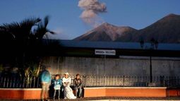 Hay 332 desaparecidos por erupción de volcán en Guatemala