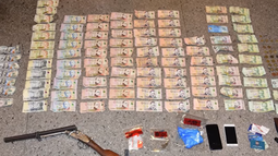 Condenaron a un hombre que llevaba un arma, drogas y dinero en su auto