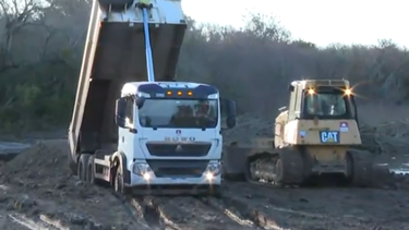 Camiones trabajan para reparar represa sobre el río San José.