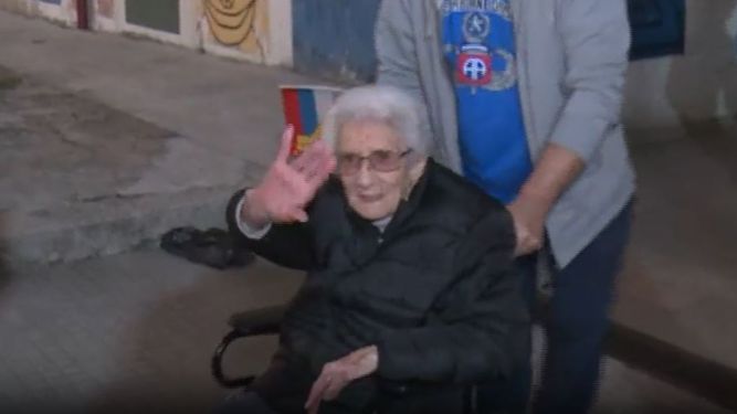 Mujer de 104 concurrió a votar en el Cerro: Creo que es obligación, mientras pueda