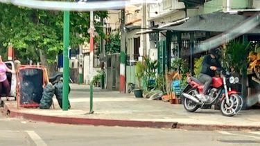 En un segundo: Telenoche filmó a un delincuente que arrebató una cartera de un auto y huyó