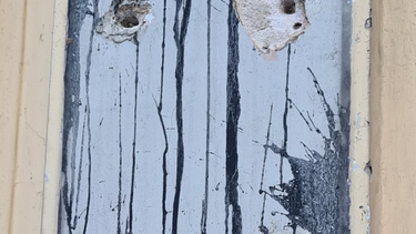 Denuncian robo de placa en fachada de la casa del Partido Colorado