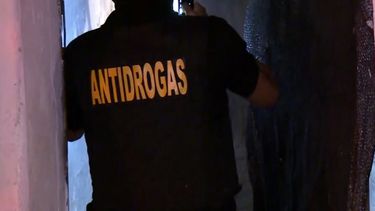 El allanamiento permitió la detención de una mujer y dos hombres.