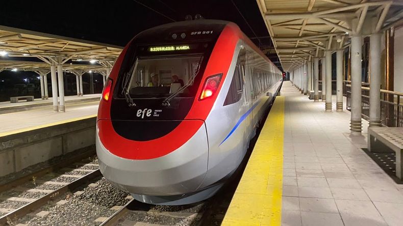 El primer tren rápido de Chile se inauguró a 160 km/hora.