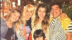 Diego Maradona junto a Dalma y Giannina, sus hijas.
